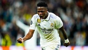 Vinicius Jr Face à un Choix Colossal : L’Appel de l’Arabie Saoudite, la Fidélité au Real Madrid